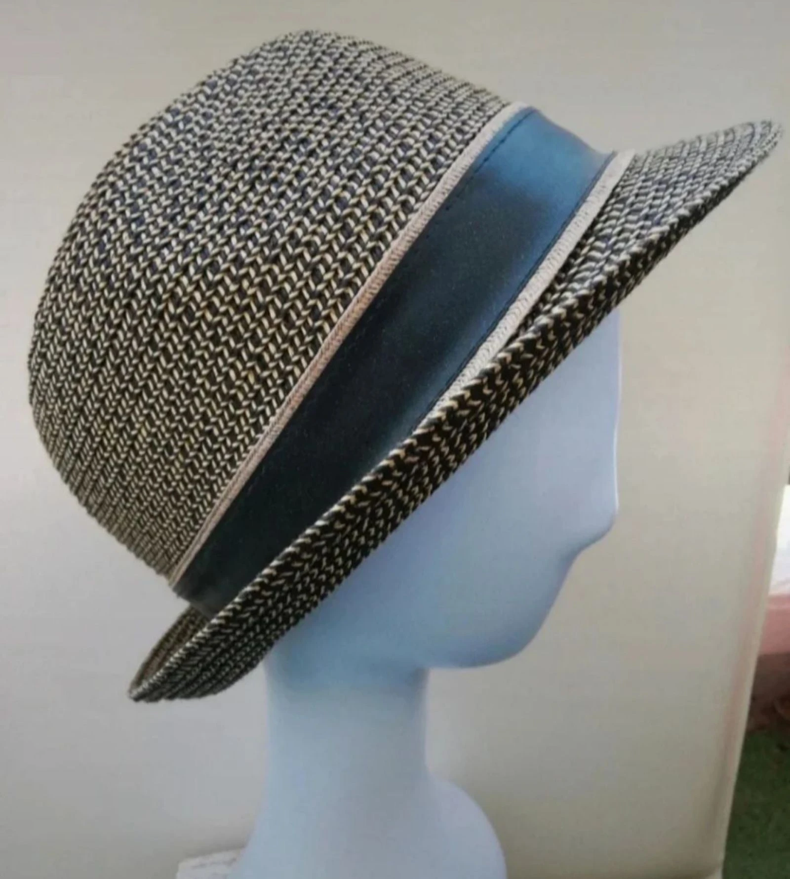 sombrero de paja en tonos beige y negro 